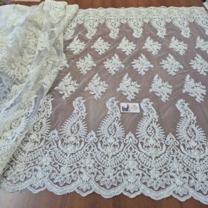 Нашита дантела в екрю 302